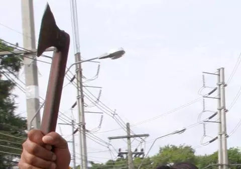 Şocant! Un copil de 13 ani din Râmnicu Vâlcea a atacat cu toporul mai multe persoane