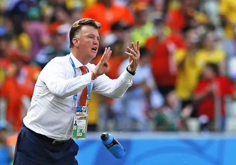 VIDEO / Van Gaal, furat de ”peisaj”: ^atras de decolteul unei jurnaliste!