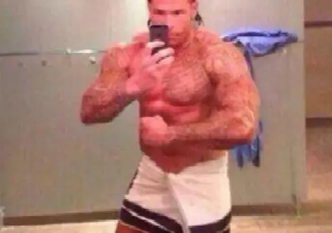 Vă închipuiți că musculosul ăsta e jucător de fotbal! VEZI AICI cine arată în ”halul” ăsta