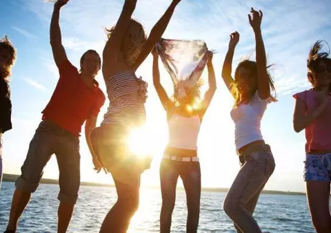 Mai MULTE ZILE LIBERE pentru ROMÂNI! Ce PROPUN parlamentarii