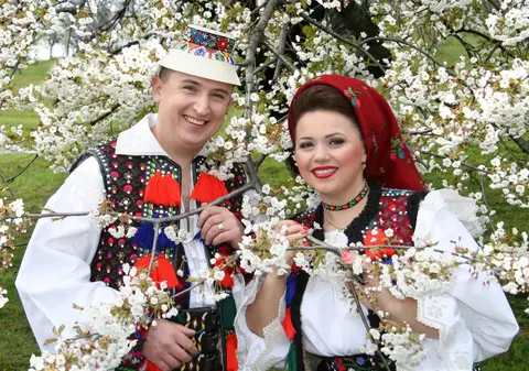 INCREDIBIL CÂT COSTĂ costumele populare ale FAMILIEI REDNIC!