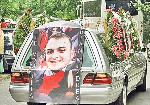 Răpuşi de cocktailuri mortale? Doi bărbaţi au făcut infarct după ce au băut energizante şi alcool şi au fumat ca turcii