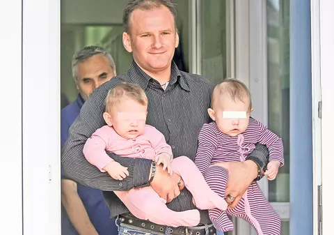 Tatăl gemenelor de 8 luni: «Nu mă mai despart de fetiţele mele!»