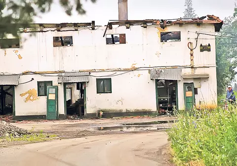 Fabrică distrusă de un fulger! Furtunile violente au ucis un om şi au făcut pagube importante