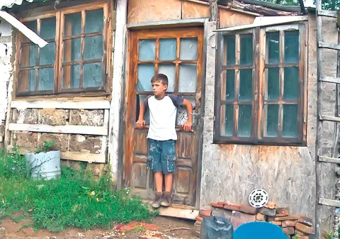 Ţara copiilor abandonaţi? Povestea emoționantă a lui Andrei, un copil de 11 ani din Argeş, care a trăit singur într-o colibă, în mijlocul pădurii