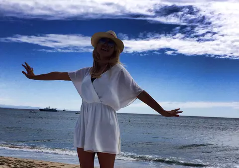 FOTO/ E singura în vacanță, la Saint-Tropez! ^S-a despărțit de iubitul-primar?