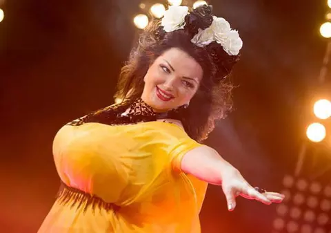 OZANA BARABANCEA a RĂBUFNIT pe FACEBOOK! "Eu POSTEZ ce VREA PĂSĂRICA MEA!"