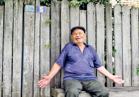 Satul cu 200 de indicatoare