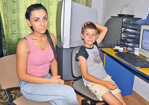O orfană l-a luat sub aripa ei protectoare