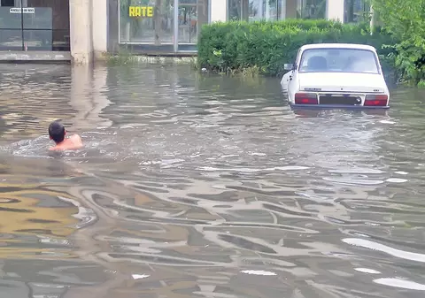 Oraşul-piscină! Drobeta Turnu-Severin, SUB APE după o ploaie de 15 minute