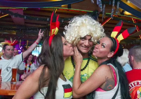 FOTO/ Nemții au câștigat cu... ÎNAINTAREA! ^Germanii au cucerit titlul și la fotbal în noroi