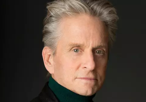 SE TOPEŞTE PE PICIOARE! MARELE Michael Douglas, DE NERECUNOSCUT | FOTO