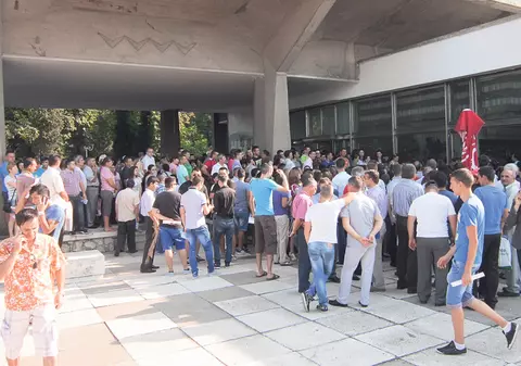 Au făcut coadă ca să prindă un loc de muncă