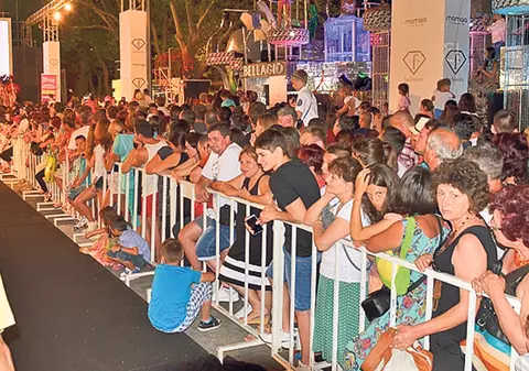 Ce e în mintea acestor PĂRINȚI? Turiştii se îngrămădesc să îşi pozeze copiii printre dansatoarele GOALE