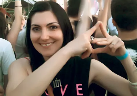 «Mars, te iubesc!» | O româncă stabilită în Italia a venit la Bucureşti pentru concertul trupei ei favorite