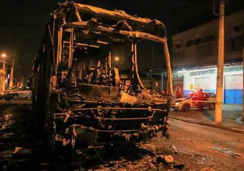 VIDEO / Violenţe în Brazilia! Fanii furioşi au dat foc la autobuze!