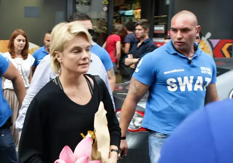 Actriţa Erika Eleniak, celebră pentru rolul din "Baywatch", E ÎN ROMÂNIA! A MERS LA ESTETICIAN, ÎNSOŢITĂ DE O ARMATĂ DE BODYGUARZI | FOTO&VIDEO