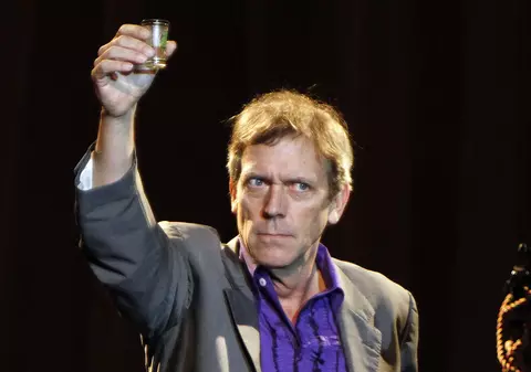 Hugh Laurie i-a CUCERIT pe români cu un pahar de WHISKY: "Sunt un ENGLEZ IDIOT tipic"