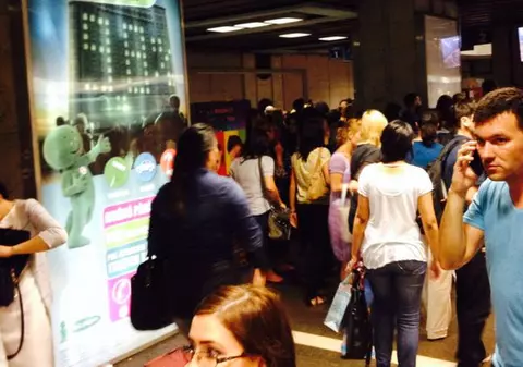 UPDATE | HAOS la METROU, din cauza unei DEFECŢIUNI! Mii de OAMENI, BLOCAŢI în STAŢII! DIN NOU!