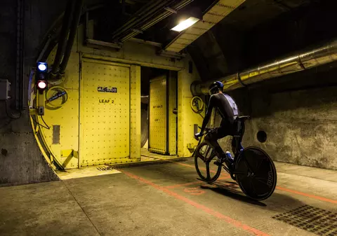 Chris Froome este primul om din lume care a trecut tunelul Canalul Manecii pe doua roti