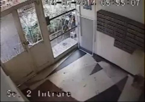 AGRESIUNE INCREDIBILĂ ÎN SCARA BLOCULUI! L-au prins pe BĂRBATUL care i-a făcut asta ACESTEI FEMEI! | IMAGINI ŞOCANTE