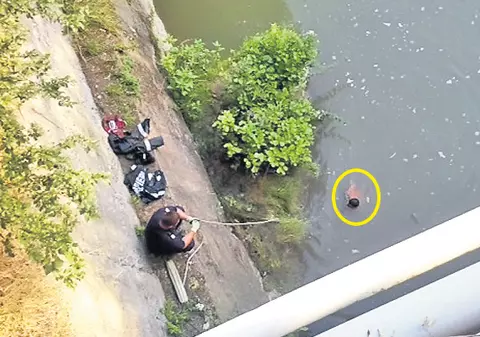 Pompierii din oraşul Bistriţa au salvat de la înec un bărbat care a vrut să culeagă corcoduşe