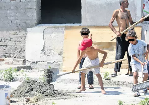 Copilărie la lopată | Patru micuţi cu vârste cuprinse între 5 şi 7 ani îşi ajută părinţii la construirea unei case