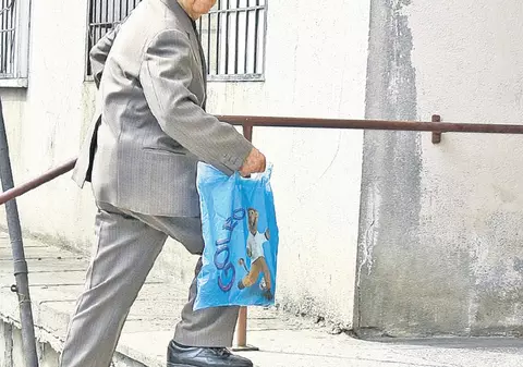 A murit cel care dormea pe preșul lui Ceaușescu