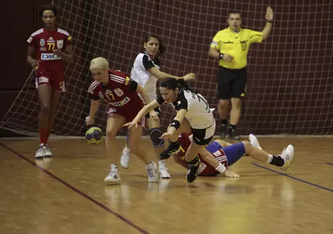 Îi despart 21 de ani, dar se iubesc precum doi adolescenţi: "Suntem împreună de un an şi jumătate"