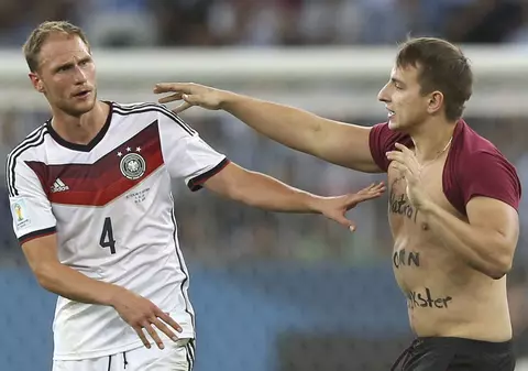 Vitaly Zdorovetskiy a pătruns pe teren la finala Campionatului Mondial de Fotbal şi a încercat să-l sărute pe Benedikt Howedes