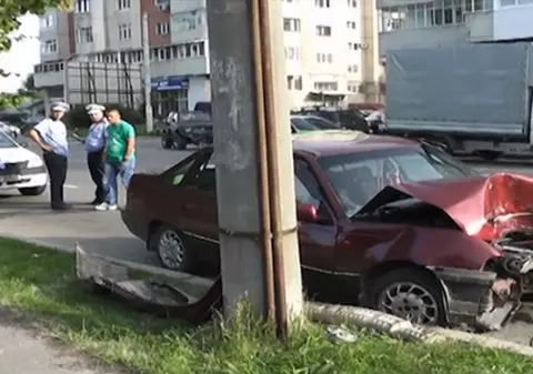 Fabulos! Un piteştean a intrat intenţionat cu maşina într-un stâlp. Motivul este incredibil | VIDEO