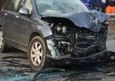 A dărâmat un stâlp cu maşina! Accident surprins de camerele de supraveghere din Buzău | VIDEO 