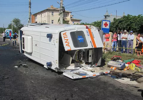 Accident grav în Bacău! Un mort şi 8 răniţi, după ce o ambulanţă s-a ciocnit cu un autoturism