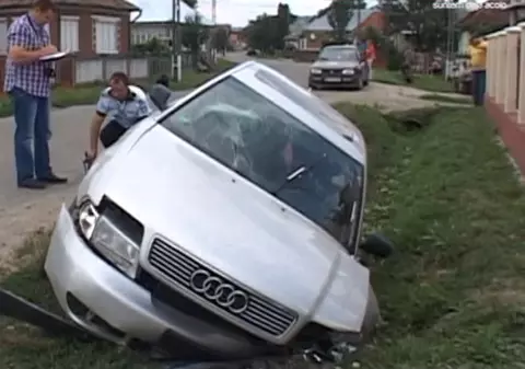 Mamă inconştientă! Fiul ei de 4 ani s-a lovit cu capul de parbriz, după un accident provocat de ea 