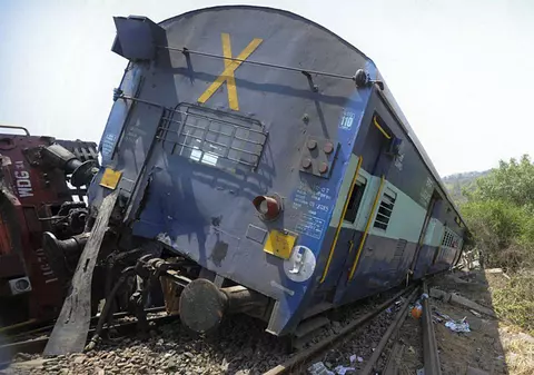 GRAV ACCIDENT FEROVIAR, în Bulgaria! Un tren de PERSOANE a DERAIAT! Mecanicul a MURIT printre FIARE