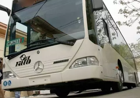 AUTOBUZ RATB implicat într-un ACCIDENT RUTIER, la TINERETULUI! Patru persoane au fost RĂNITE