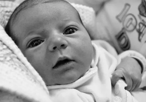 BEBELUŞ de câteva zile, ABANDONAT pe o BANCĂ, în PARC