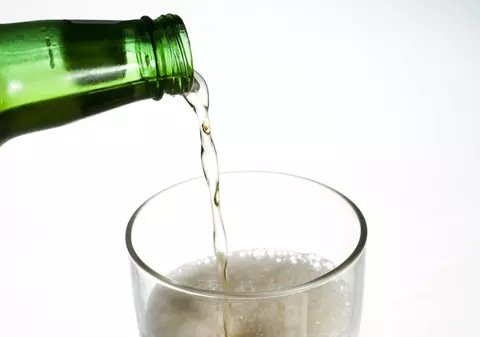 Moarte cumplită pentru un tânăr din Arad! A băut o sticlă de otravă, crezând că e bere 