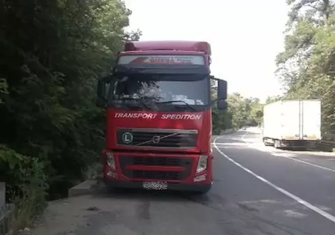 Hoţii au furat 600 litri de motorină din rezervorul unui TIR condus de un polonez | FOTO