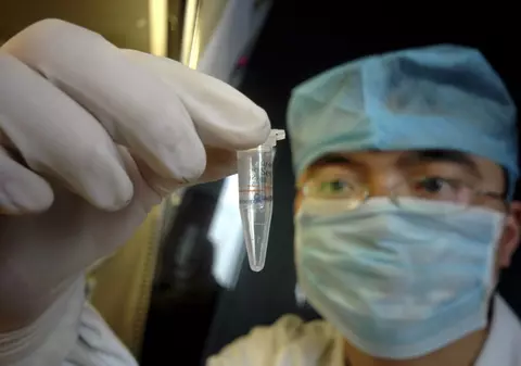 Alertă în China! Un oraş a fost închis după ce o un bărbat a murit de ciumă bubonică