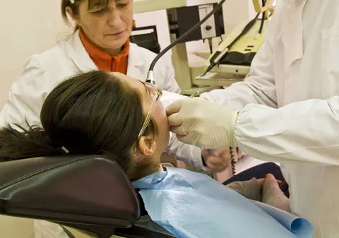 CAZUL care I-A ŞOCAT pe MEDICI! Unui ADOLESCENT i s-au EXTRAS 232 de dinţi