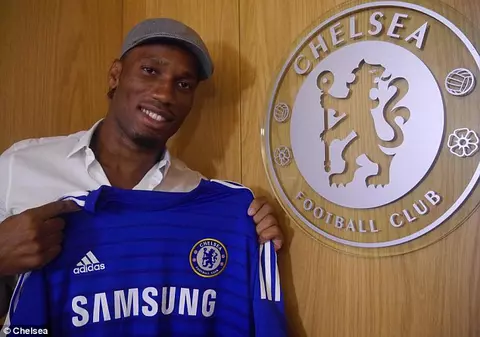 Didier Drogba s-a întors la Chelsea şi le promite fanilor că va câştiga campionatul