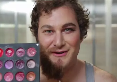 TRANSFORMARE UIMITOARE! REACŢIA BĂRBAŢILOR MACHIAŢI pentru prima dată | VIDEO