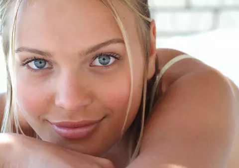 POVESTE ULUITOARE! REGINA FRUMUSEŢII din Republica Moldova, RĂPITĂ la 4 ani şi VÂNDUTĂ pe o pereche de CERCEI unor ROMI, şi-a REGĂSIT familia