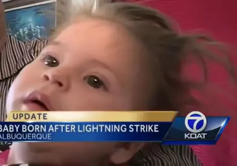 A VENIT PE LUME, după ce MAMA EI A FOST LOVITĂ de FULGER! Ce se ÎNTÂMPLĂ CU MICUŢA, la un AN DE LA INCIDENT, TE LASĂ MASCĂ