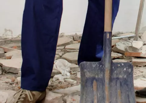 ŞOCANT! O femeie din Prahova şi-a îngropat fetiţa născută de câteva ore în grădină, sub ochii fiului de 13 ani 