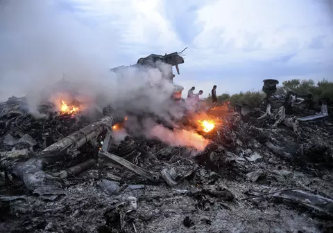 Ucraina şi insurgenţii proruşi se acuză reciproc de doborârea unui aparat de zbor plin cu turiști