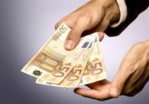 Păcălită să fure 4.000 € din casă