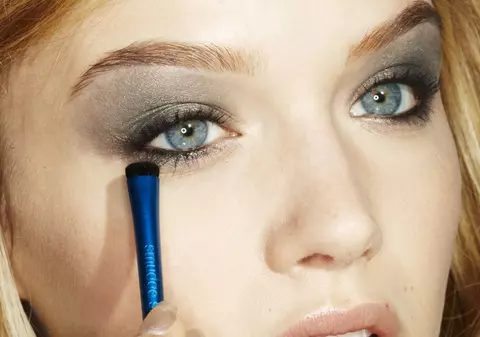 O tânără a purtat lentile de contact șase luni, fără întrerupere. CE s-a ÎNTÂMPLAT i-a SCHIMBAT RADICAL VIAŢA