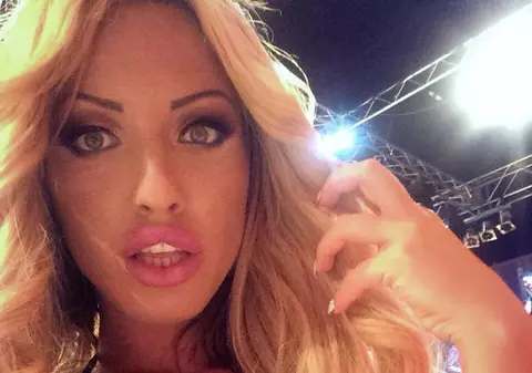 LOREDANA CHIVU, cu CHILOŢII TRAŞI PÂNĂ în GÂT, pe STRĂZILE ORAŞULUI! IMAGINEA DE MII DE LIKE-URI